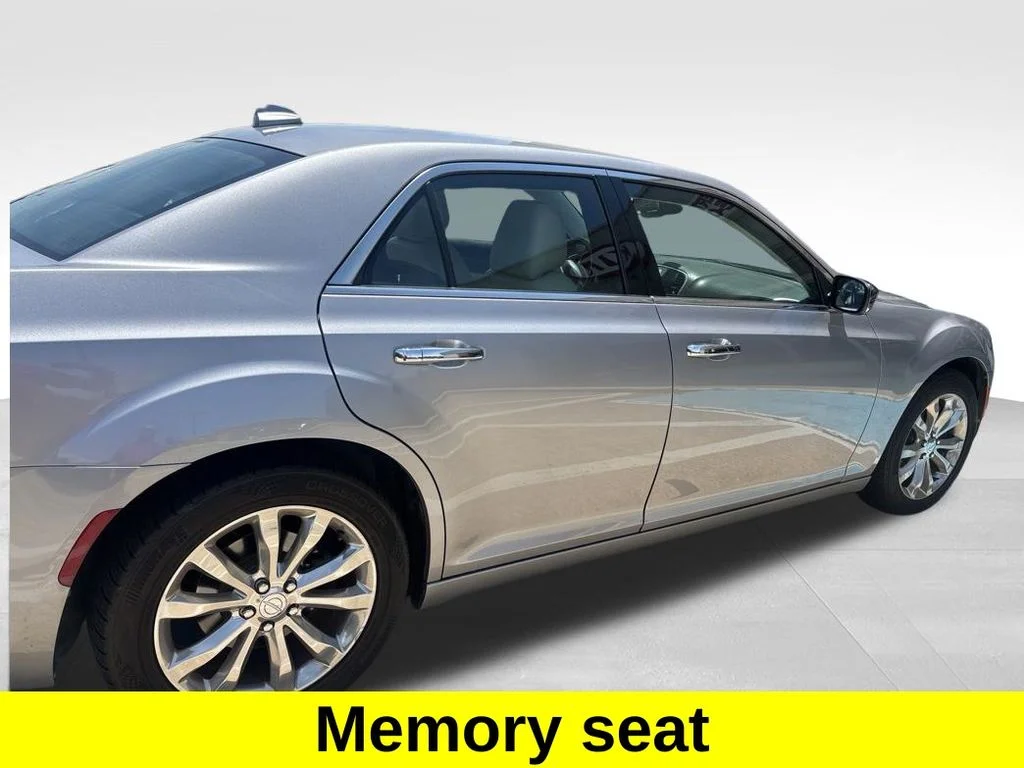 Used 2018 Silver Chrysler Limited image 17