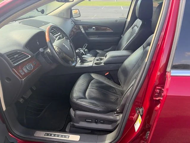 Used 2013 Red Lincoln Base image 7