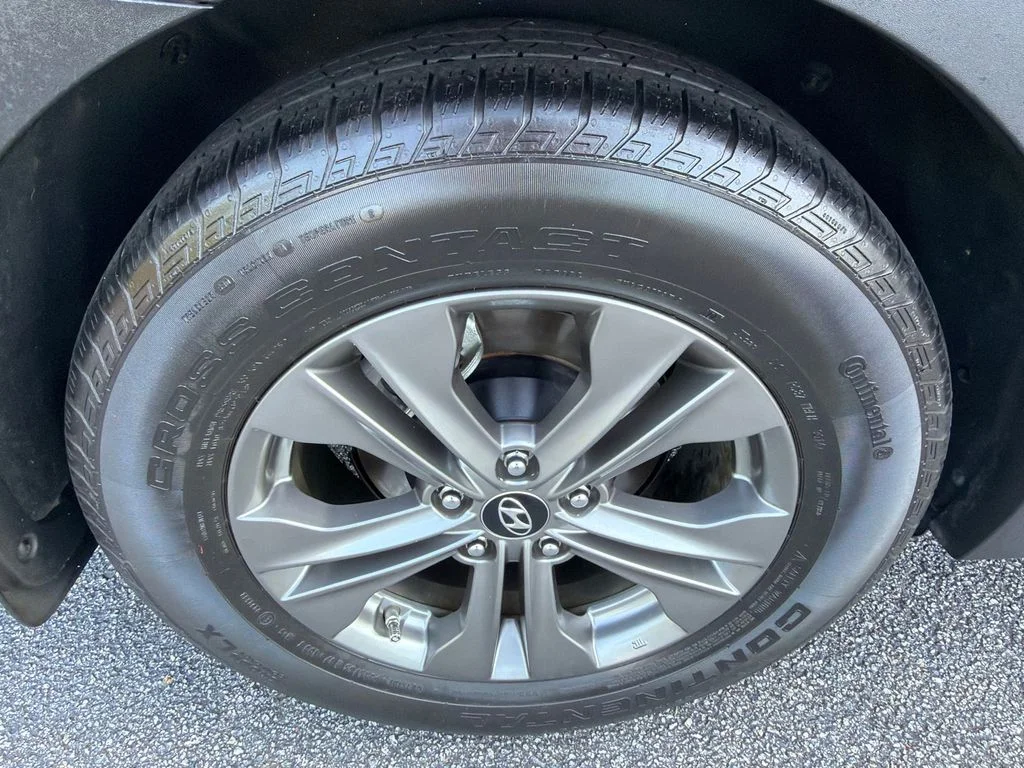 Used 2014 Red Hyundai Base image 17