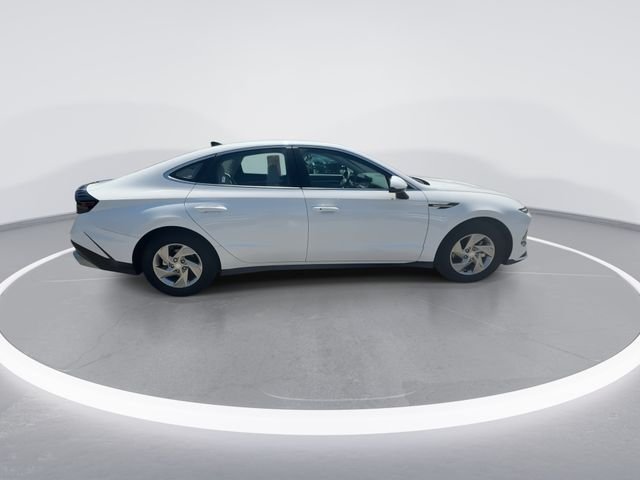 Used 2025 White Hyundai SE image 9
