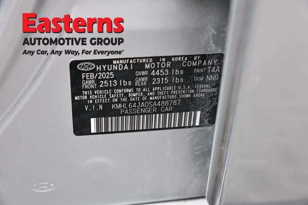 Used 2025 Silver Hyundai SEL image 38