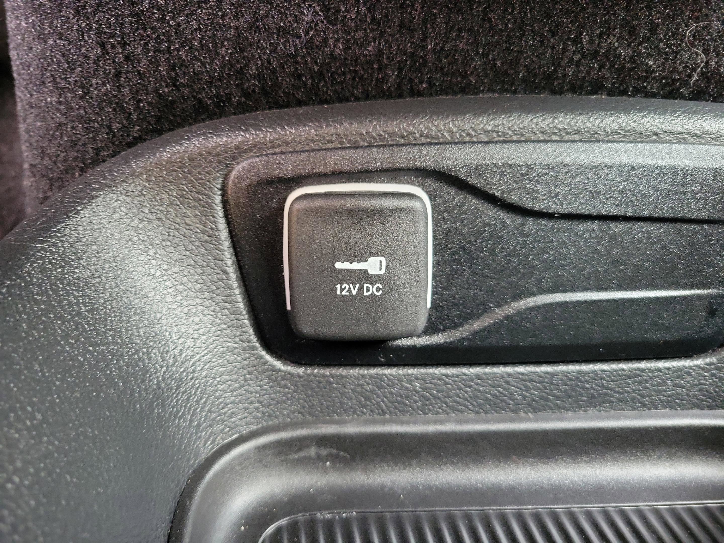 Used 2025 Diamond Black Crystal Pearlcoat Chrysler Select image 26