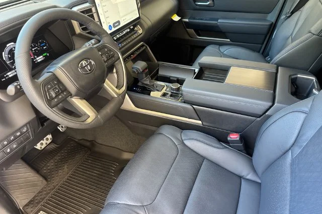 New 2026 Wind Chill Pearl <sup>1</sup> Toyota  Platinum image 10