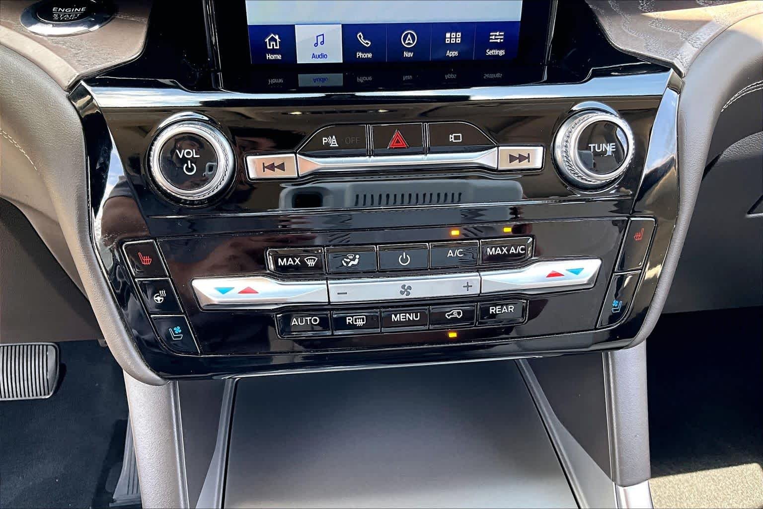 Used 2023 Star White Metallic Tri-Coat Ford Platinum image 33