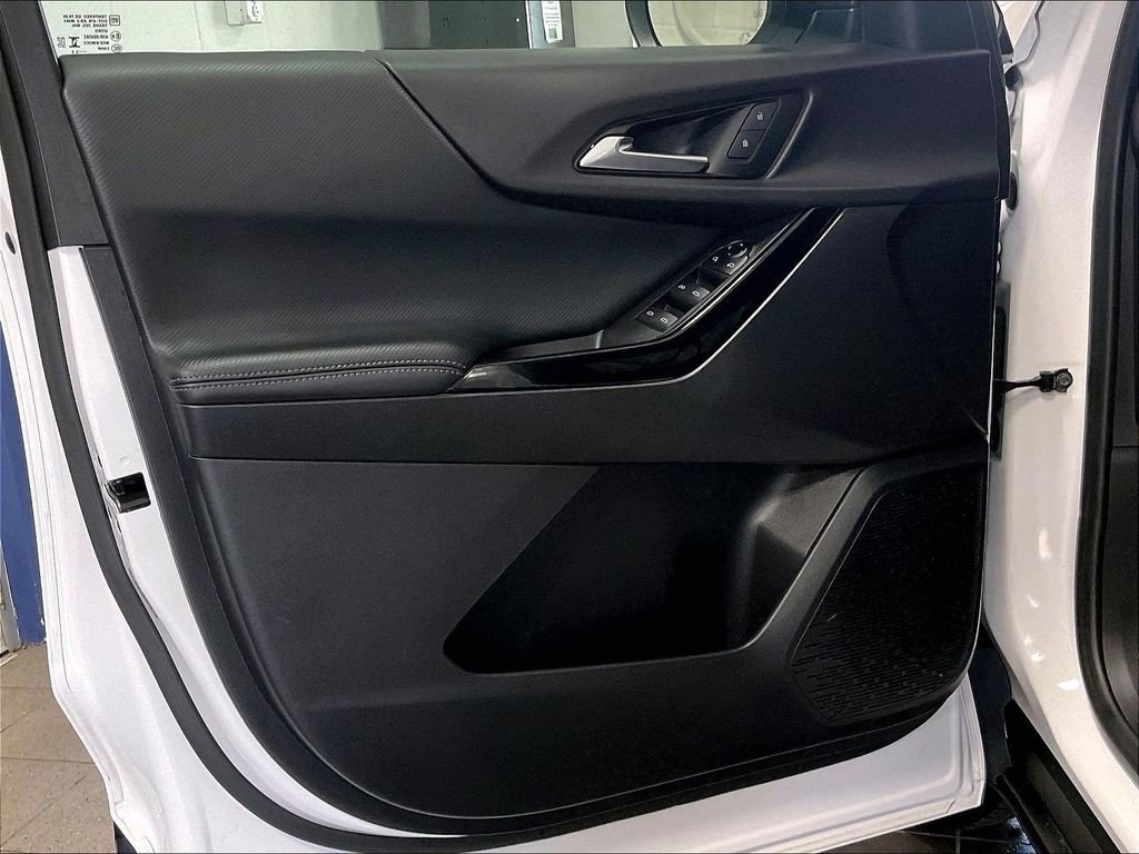 Used 2025 White Chevrolet LT image 9