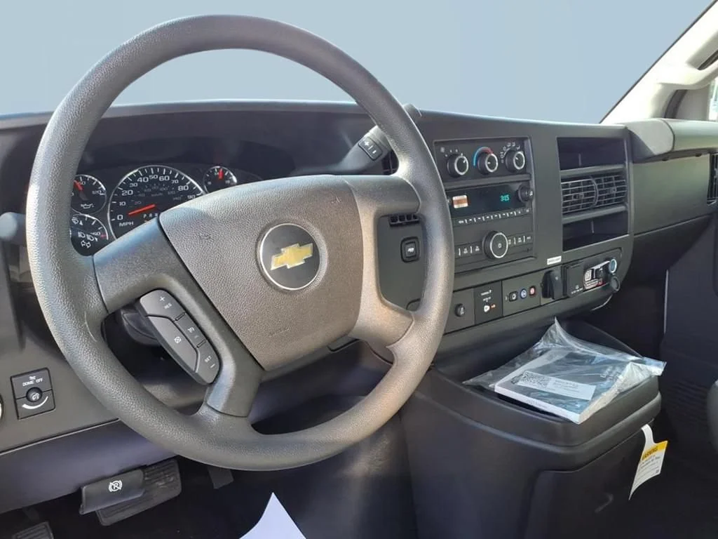 New 2025 Summit White Chevrolet 1WT image 8