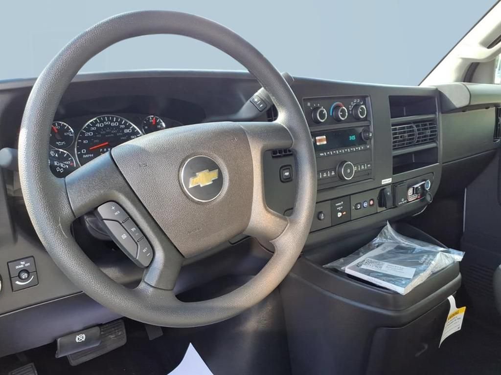 New 2025 Summit White Chevrolet 1WT image 8