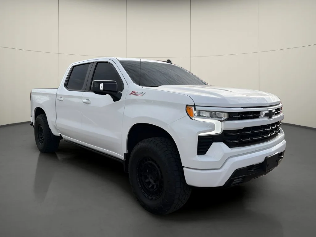 Used 2023 SUMMIT WHITE Chevrolet RST image 2