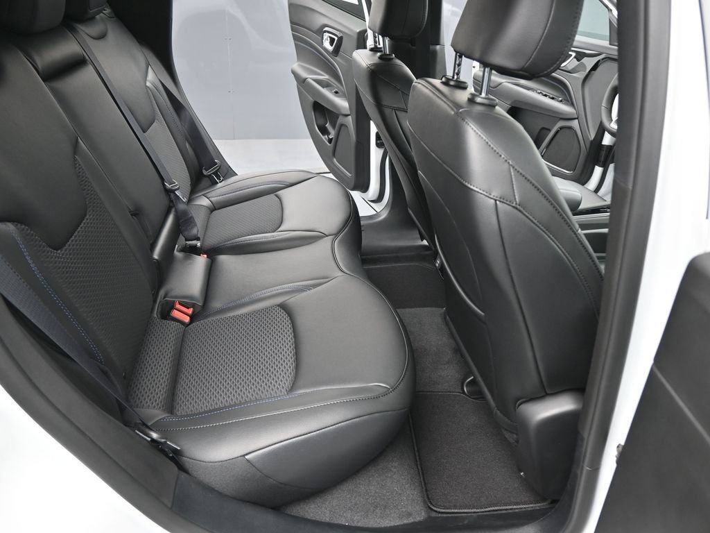 New 2026 Bright White Clear-Coat Exterior Paint Jeep Latitude image 14
