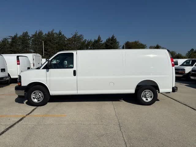 New 2025 Summit White Chevrolet WT image 4
