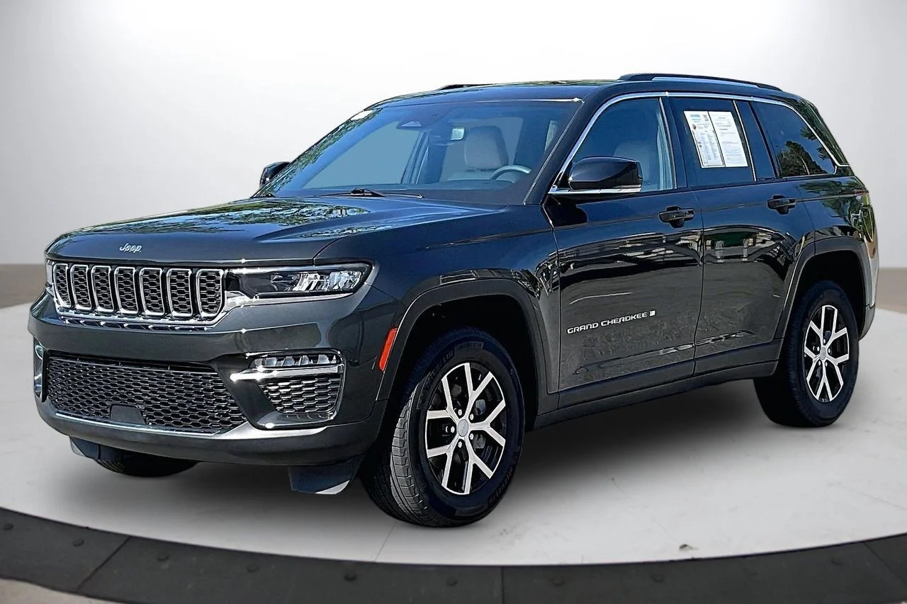 Certified Used 2023  Jeep Limited image 4