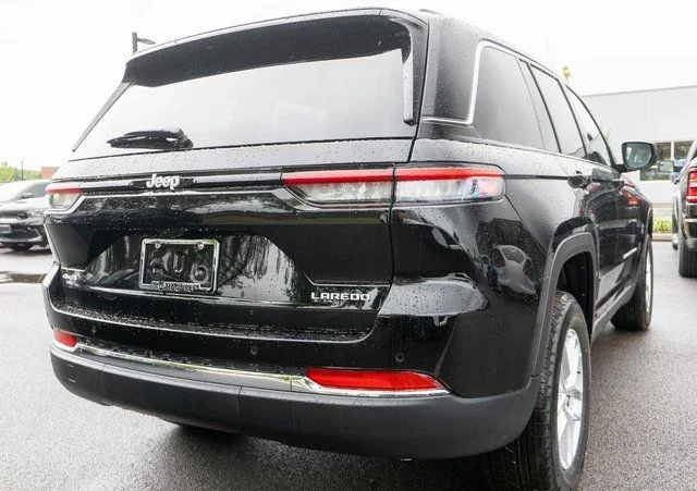 New 2026 Diamond Black Crystal Pearl-Coat Exterior Paint Jeep Laredo X image 5