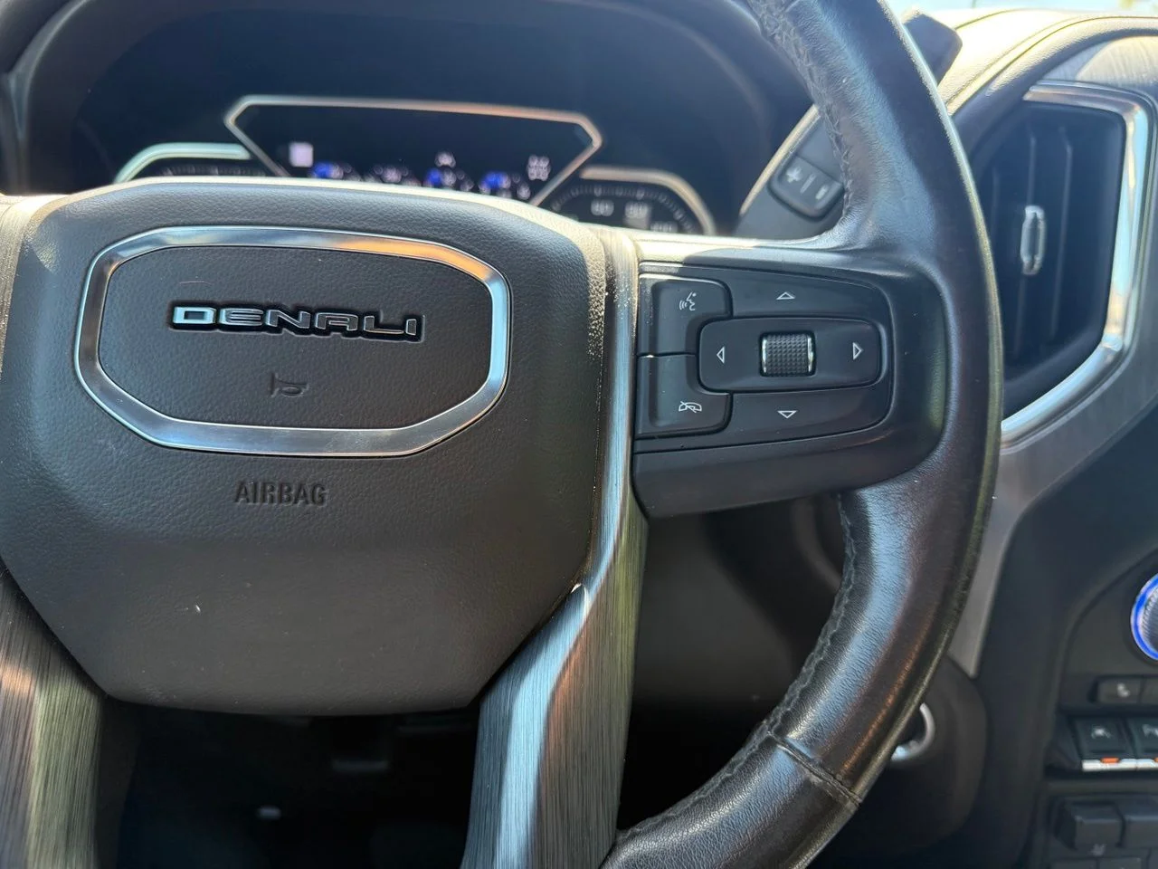 Used 2019 White Frost Tricoat GMC Denali image 20