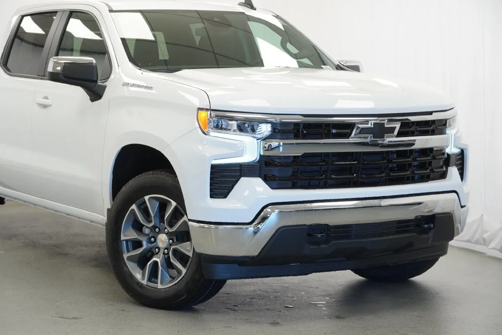 New 2026 Summit White Chevrolet LT image 9
