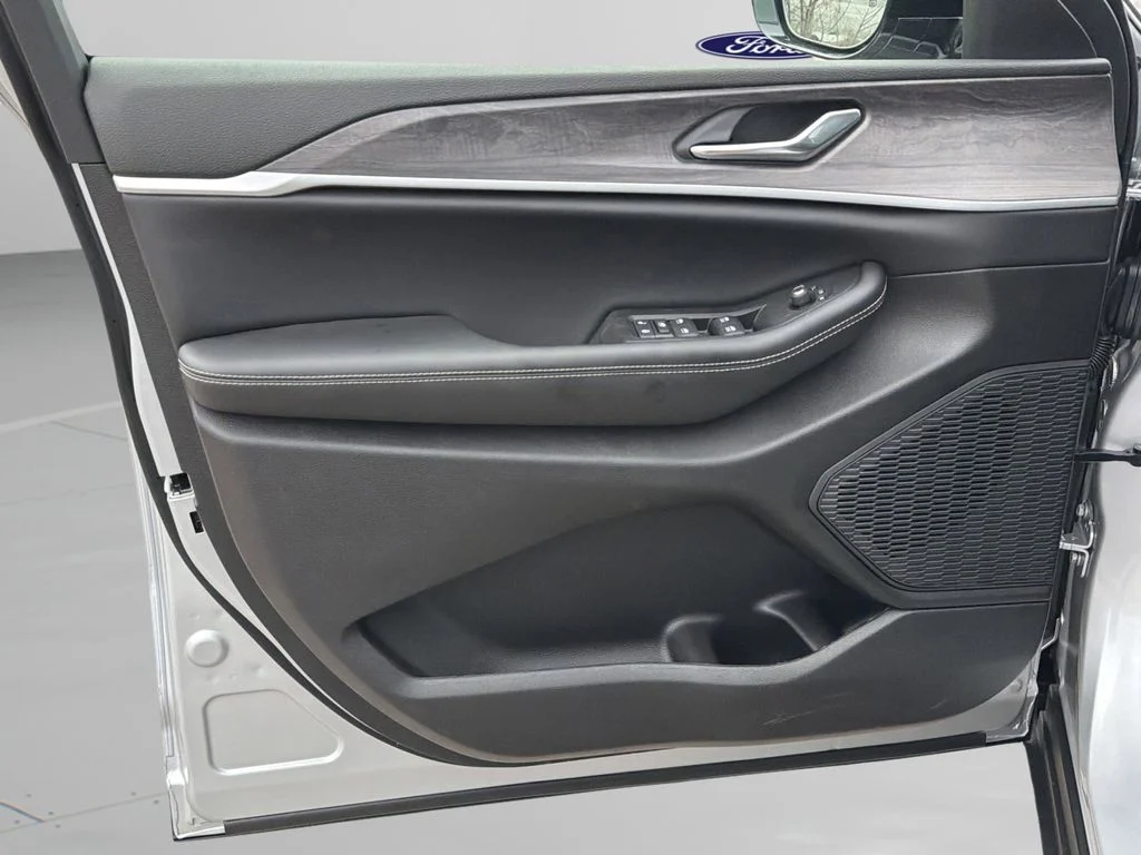 New 2026 Silver Zynith Exterior Paint Jeep Altitude image 21