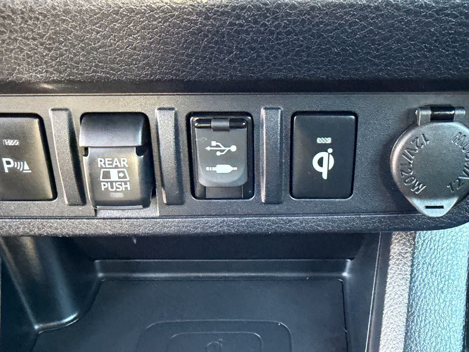 Used 2019 Midnight Black Metallic Toyota SR5 image 29