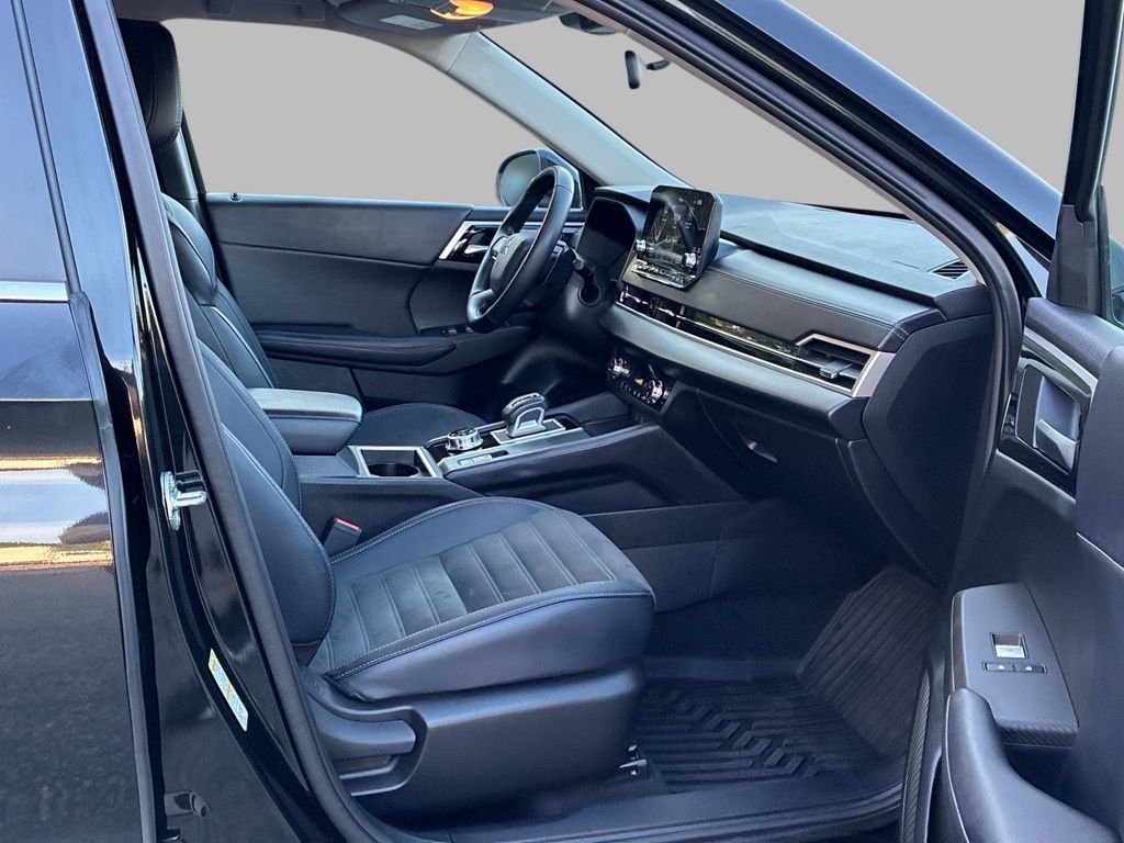 Used 2024  Mitsubishi SE Black Edition w/Pano Roof image 10
