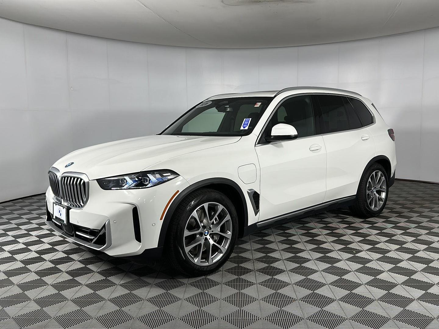 New 2026 Alpine White BMW xDrive50e image 4