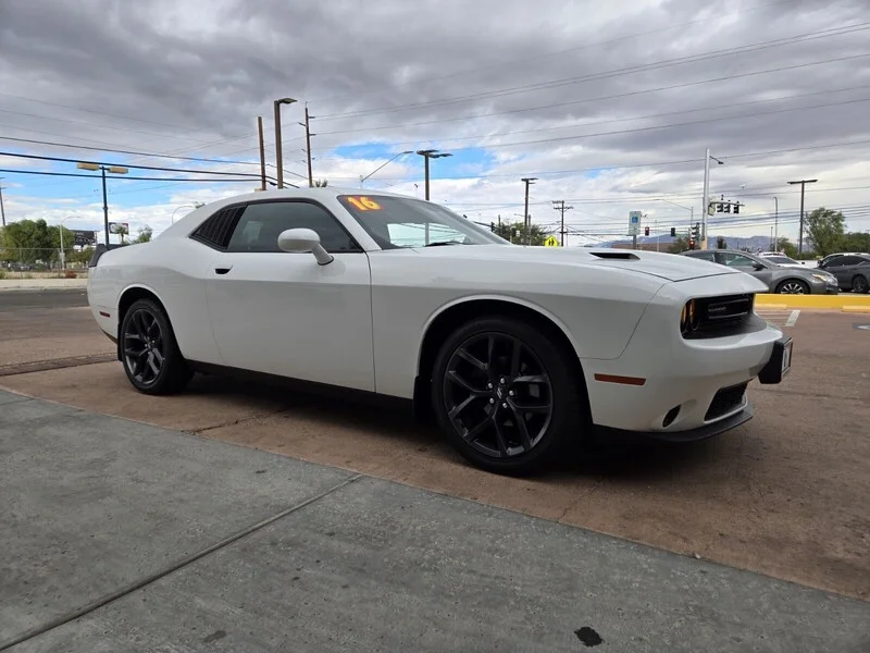 Used 2016 Bright White Clearcoat Dodge SXT image 4