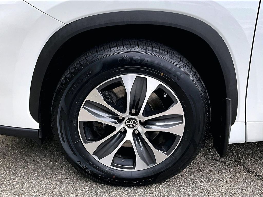 Used 2023 Beige Toyota XLE image 7