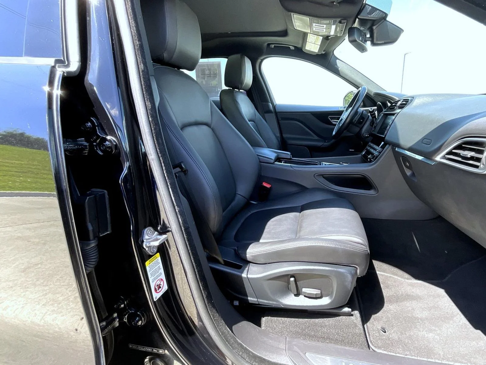 Used 2018 Black Jaguar 20d Premium image 16