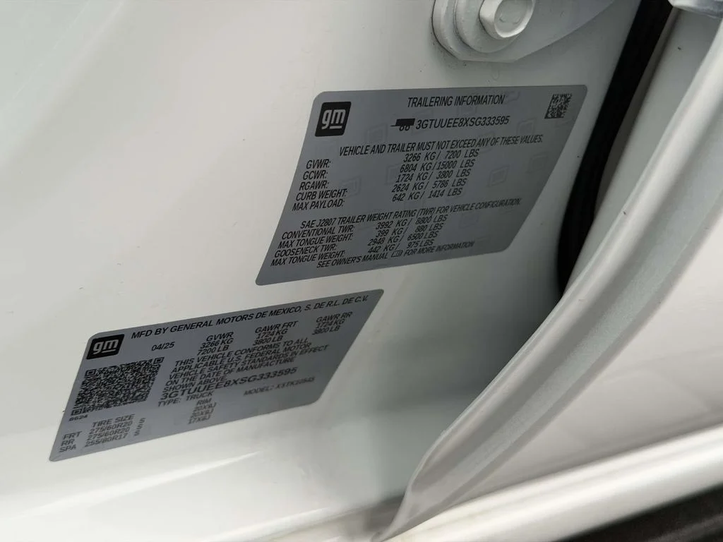 Used 2025 White GMC AT4 image 21