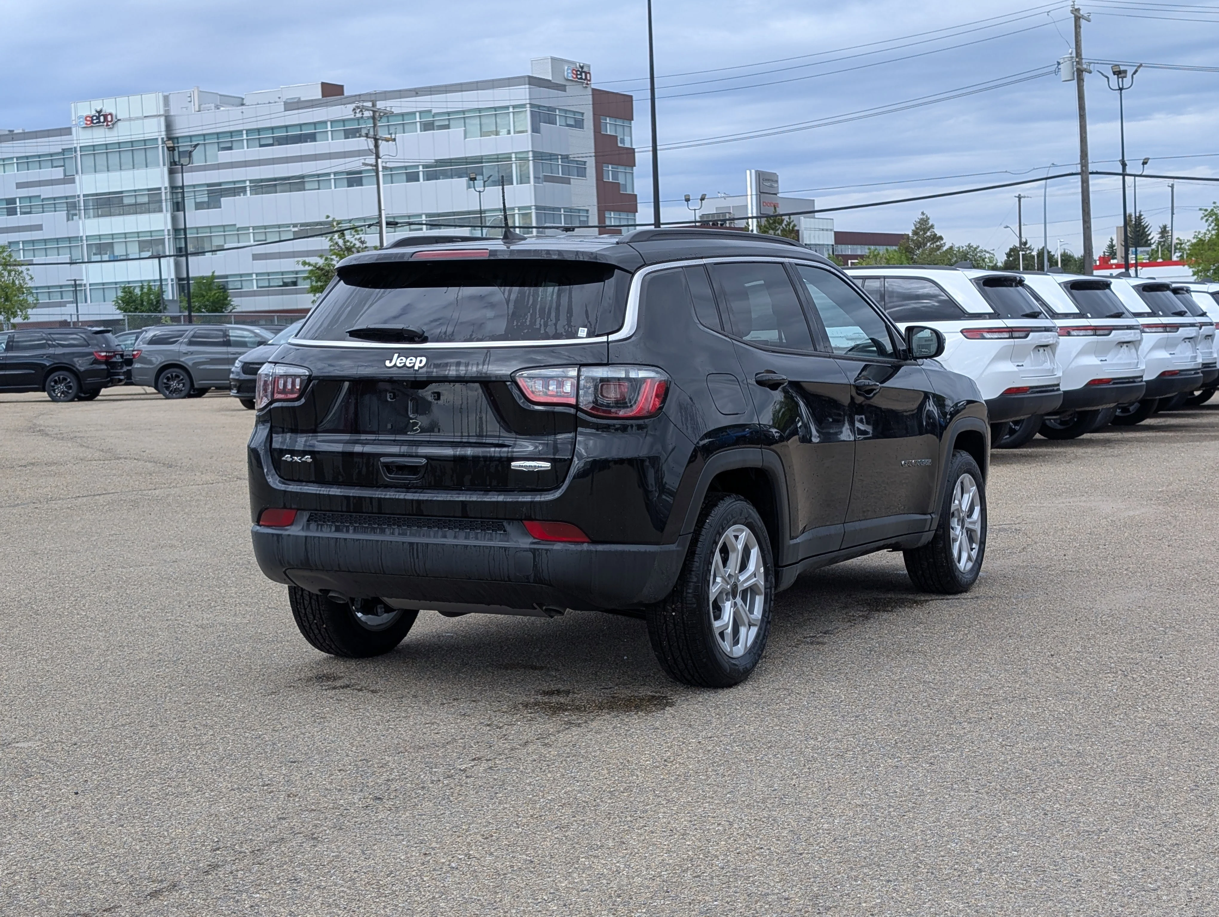 New 2026 Diamond Black Crystal Pearl Jeep North image 7