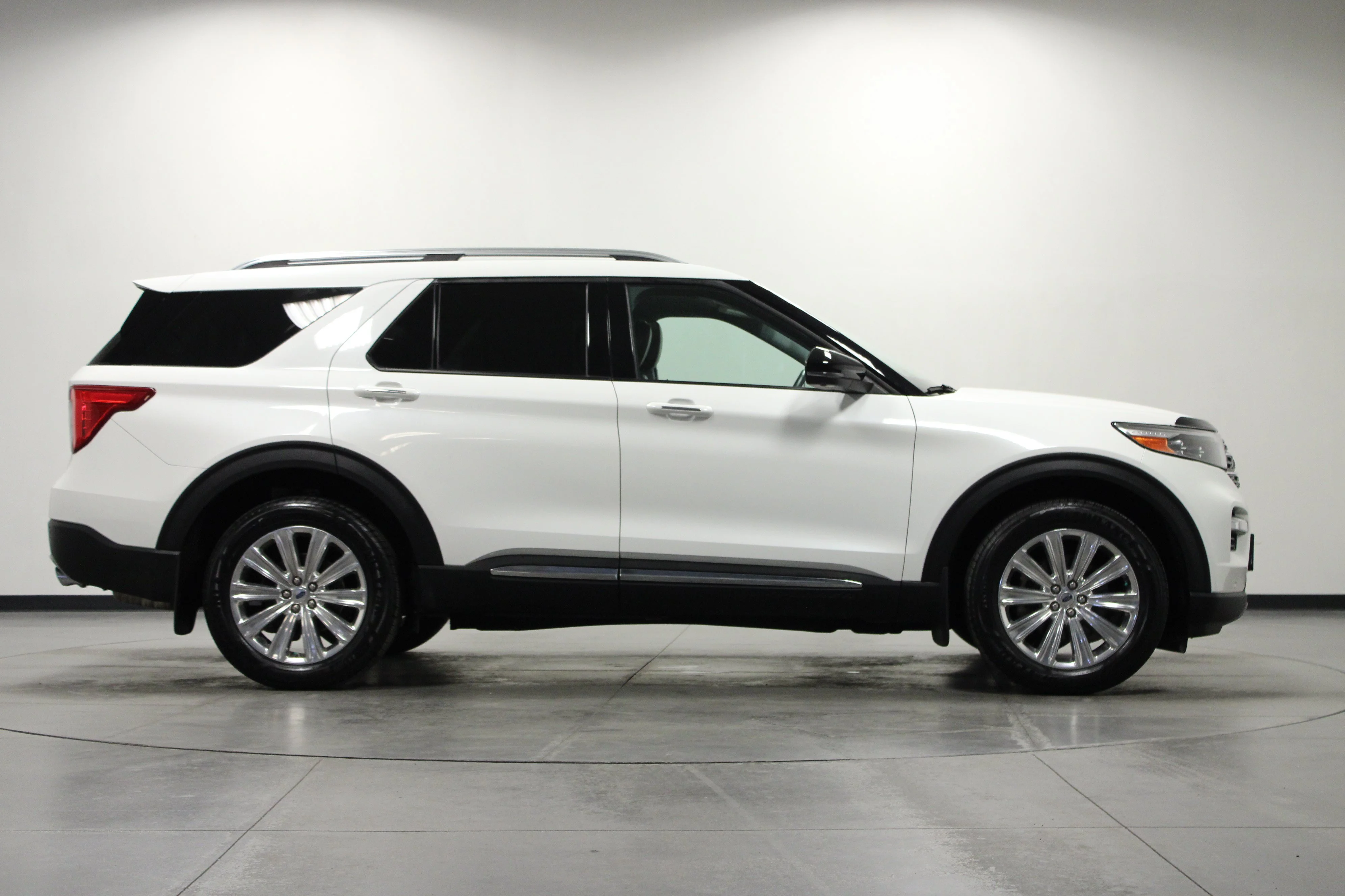 Used 2022 White Metallic Ford Limited image 3