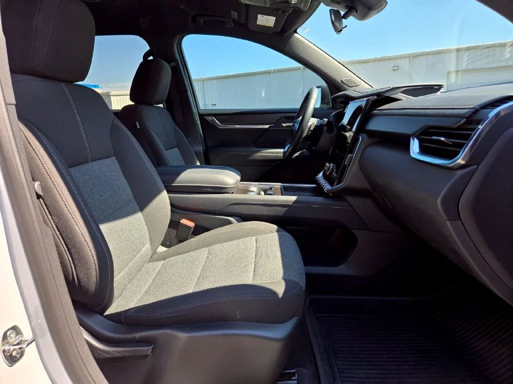 Used 2025 White GMC Elevation image 21