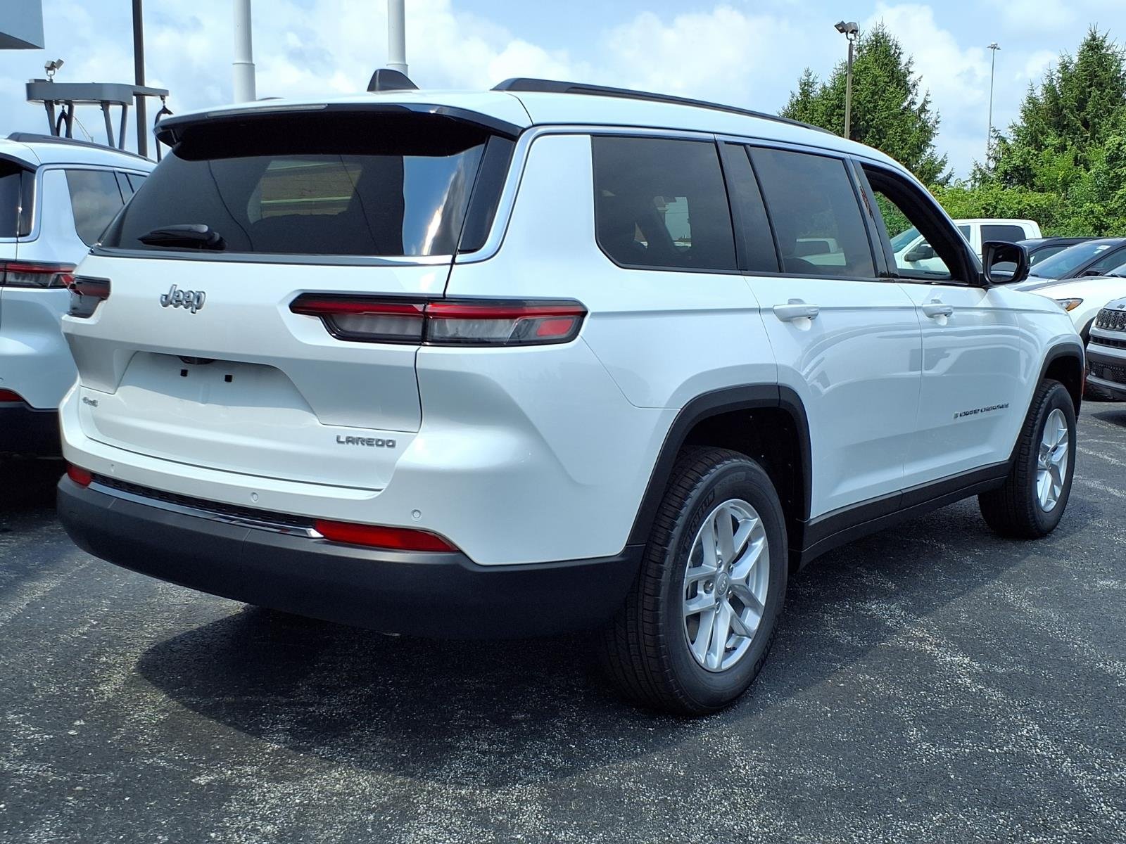New 2026 Bright White Clear-Coat Exterior Paint Jeep Laredo X image 3