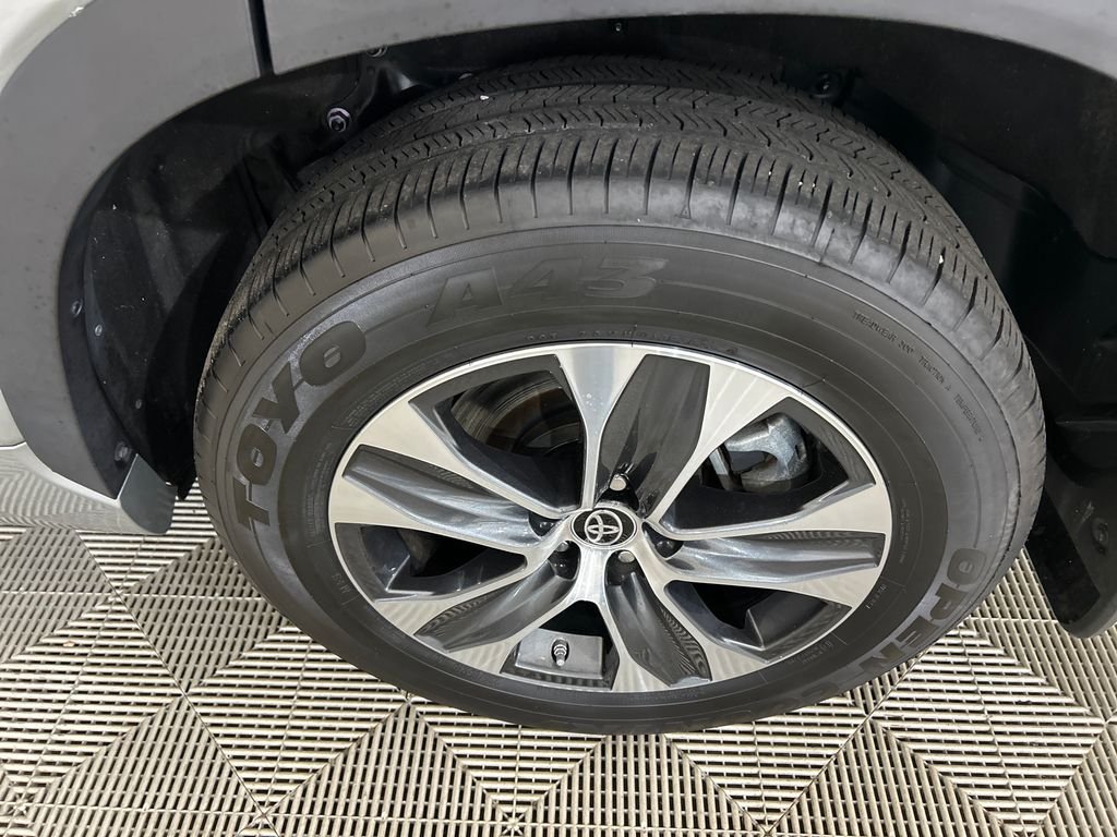 Used 2021 Silver Toyota XLE image 10