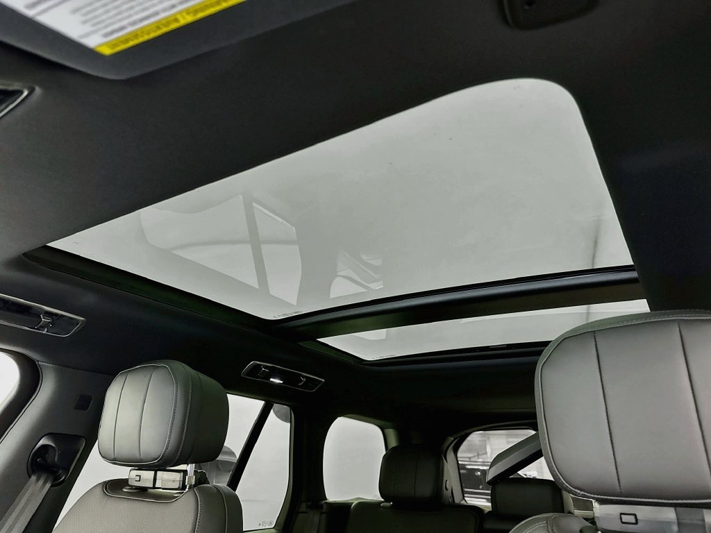 New 2027 Santorini Black Land Rover SE image 22