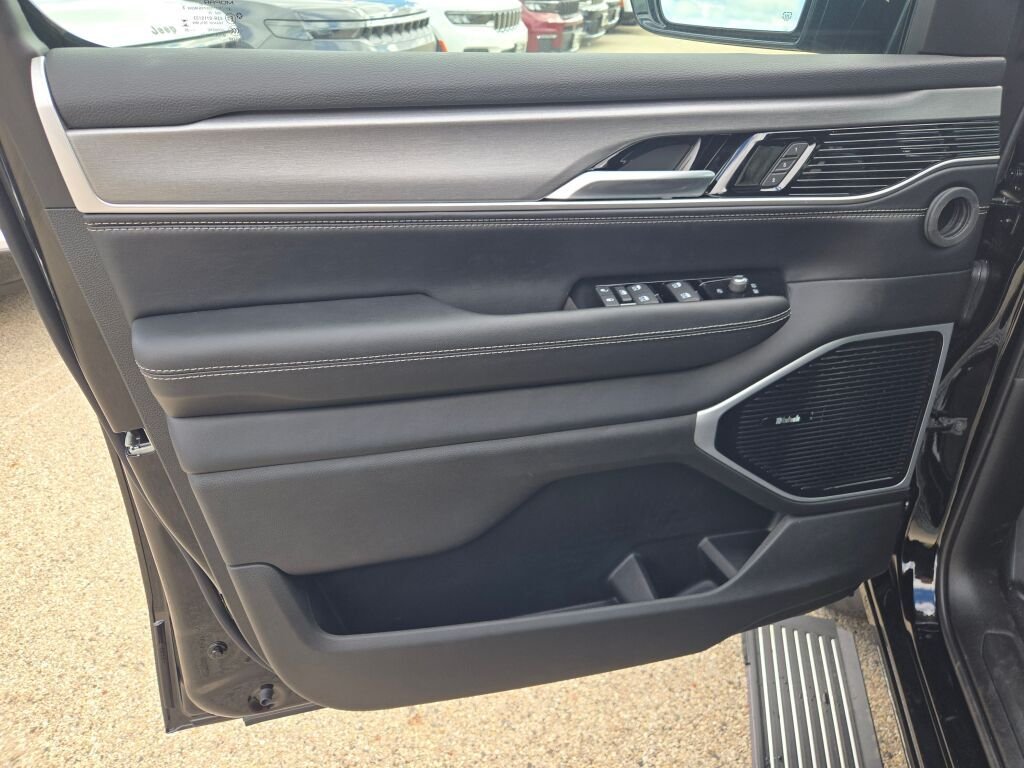 New 2026 High Gloss Black Exterior Paint Jeep Limited Reserve image 19