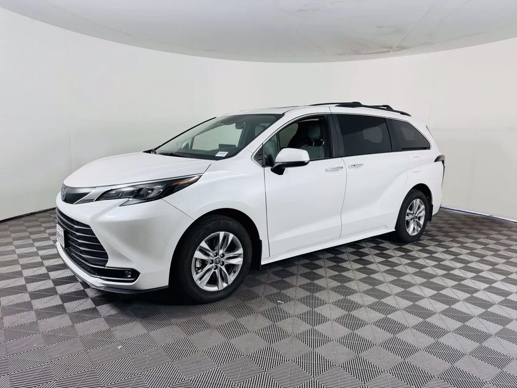 Used 2025 Beige Toyota XLE image 4