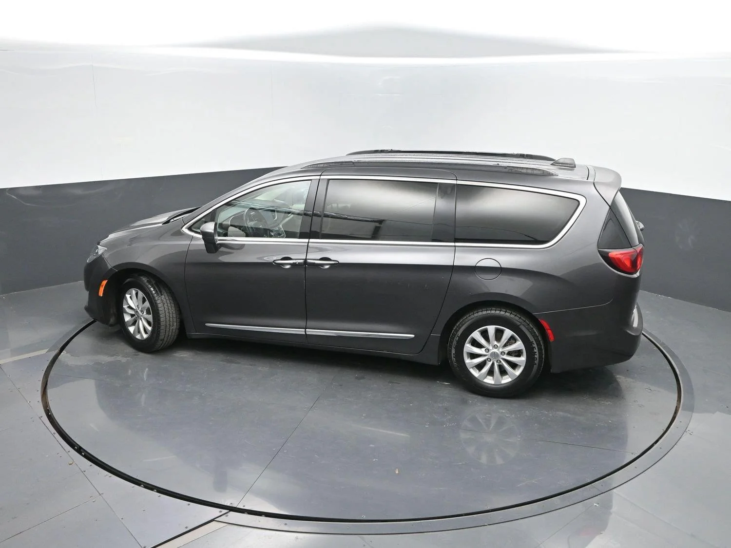 Used 2017 Granite Crystal Metallic Clearcoat Chrysler Touring-L image 34