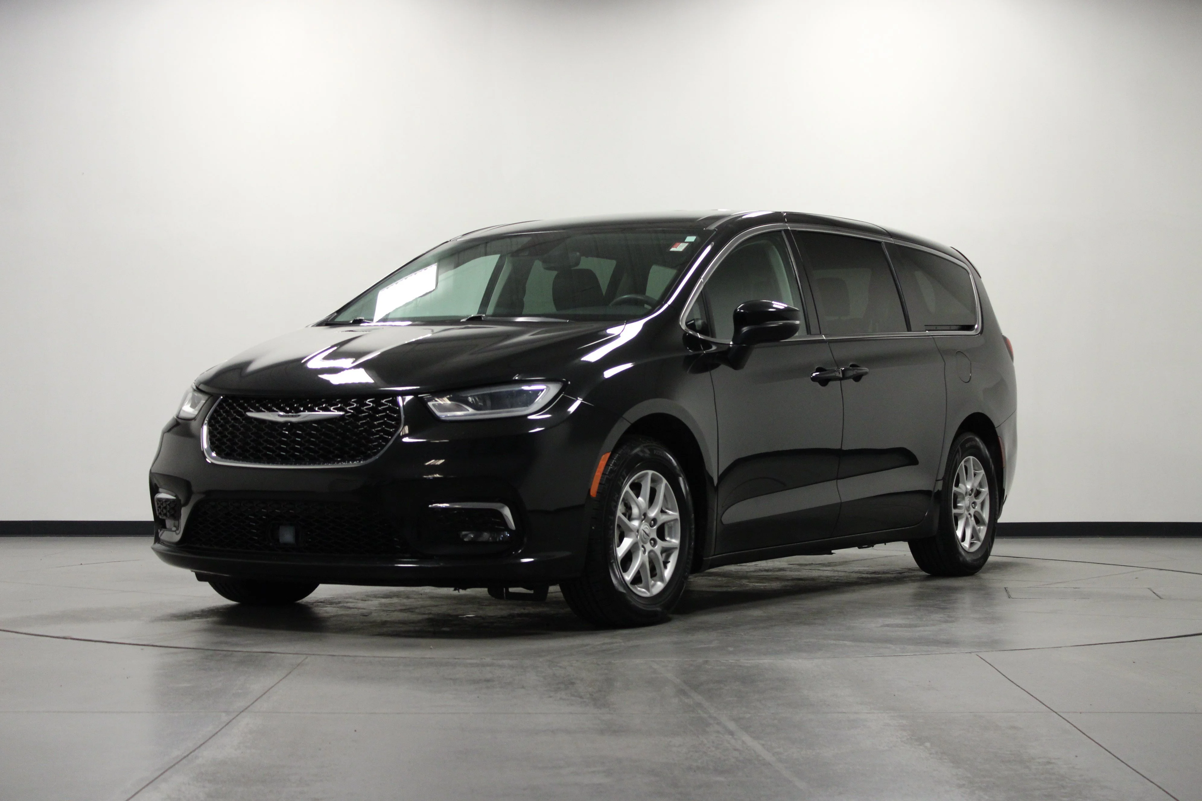 Used 2023 Brilliant Black Crystal Pearlcoat Chrysler Touring L image 8
