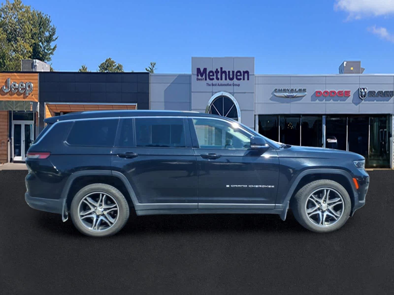 Used 2022 Diamond Black Crystal Pearlcoat Jeep Limited image 3