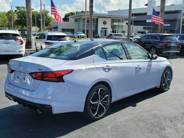 New 2026 Gray Sky Pearl / Super Black Two-tone Nissan SR image 4