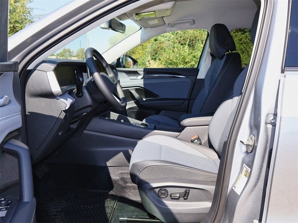 2025 Volkswagen Tiguan SE - Photo 12