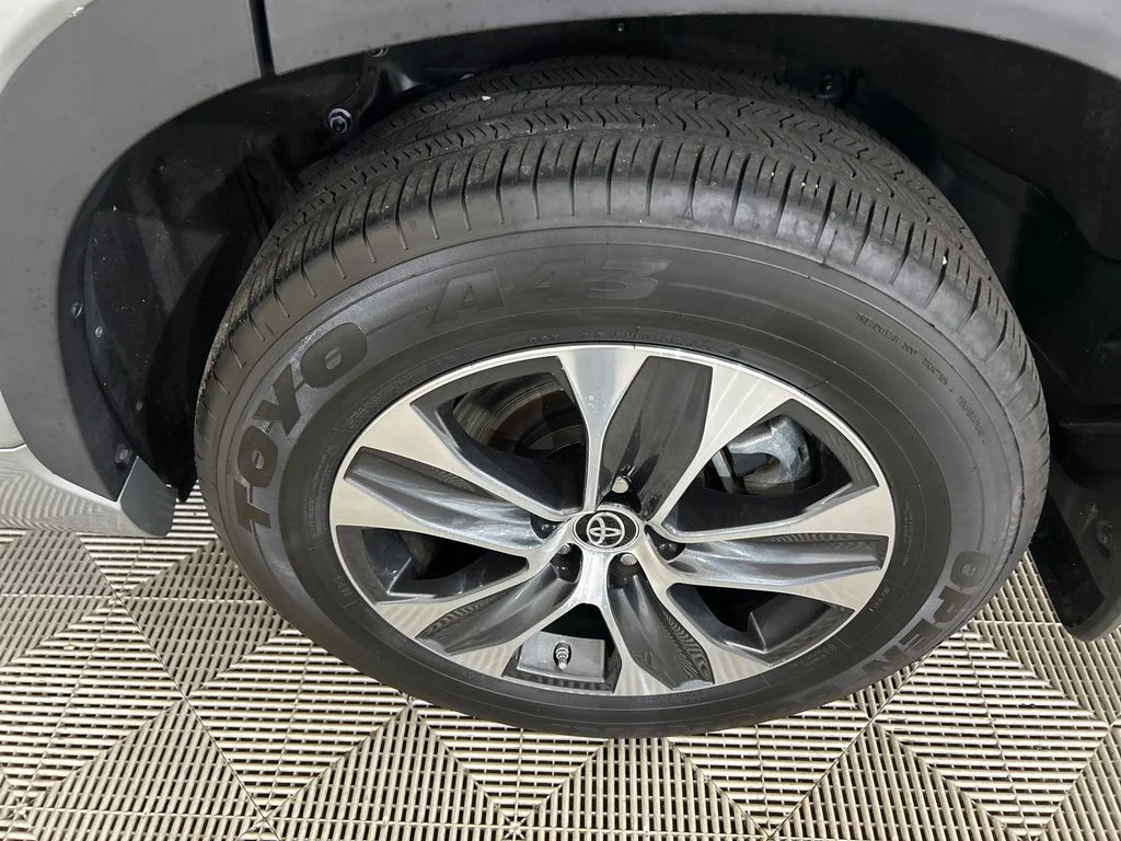 Used 2021 Silver Toyota XLE image 10