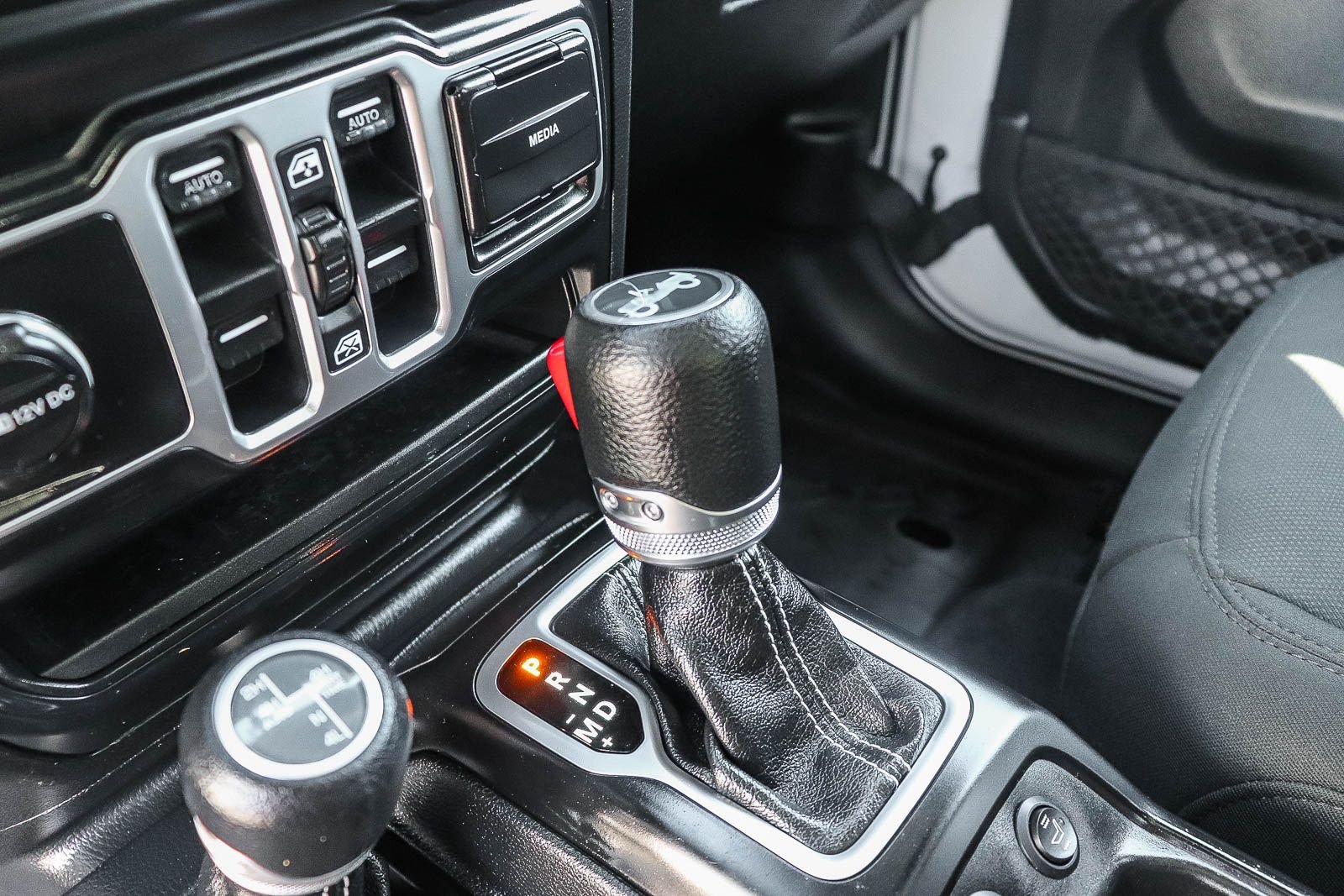 Used 2018 Bright White Clearcoat Jeep Unlimited Sahara image 24