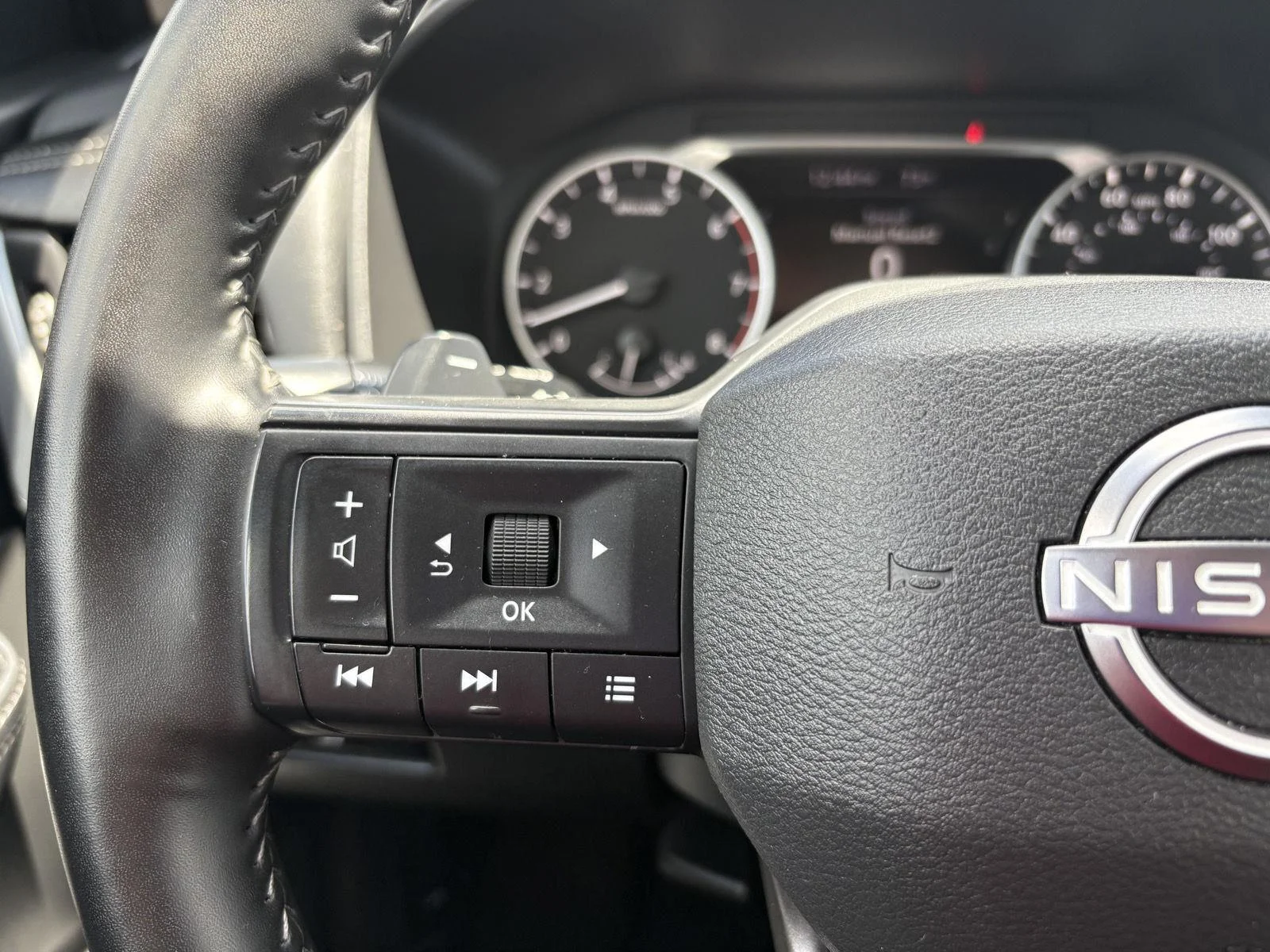 Used 2025 Deep Ocean Blue Pearl Nissan SV image 25