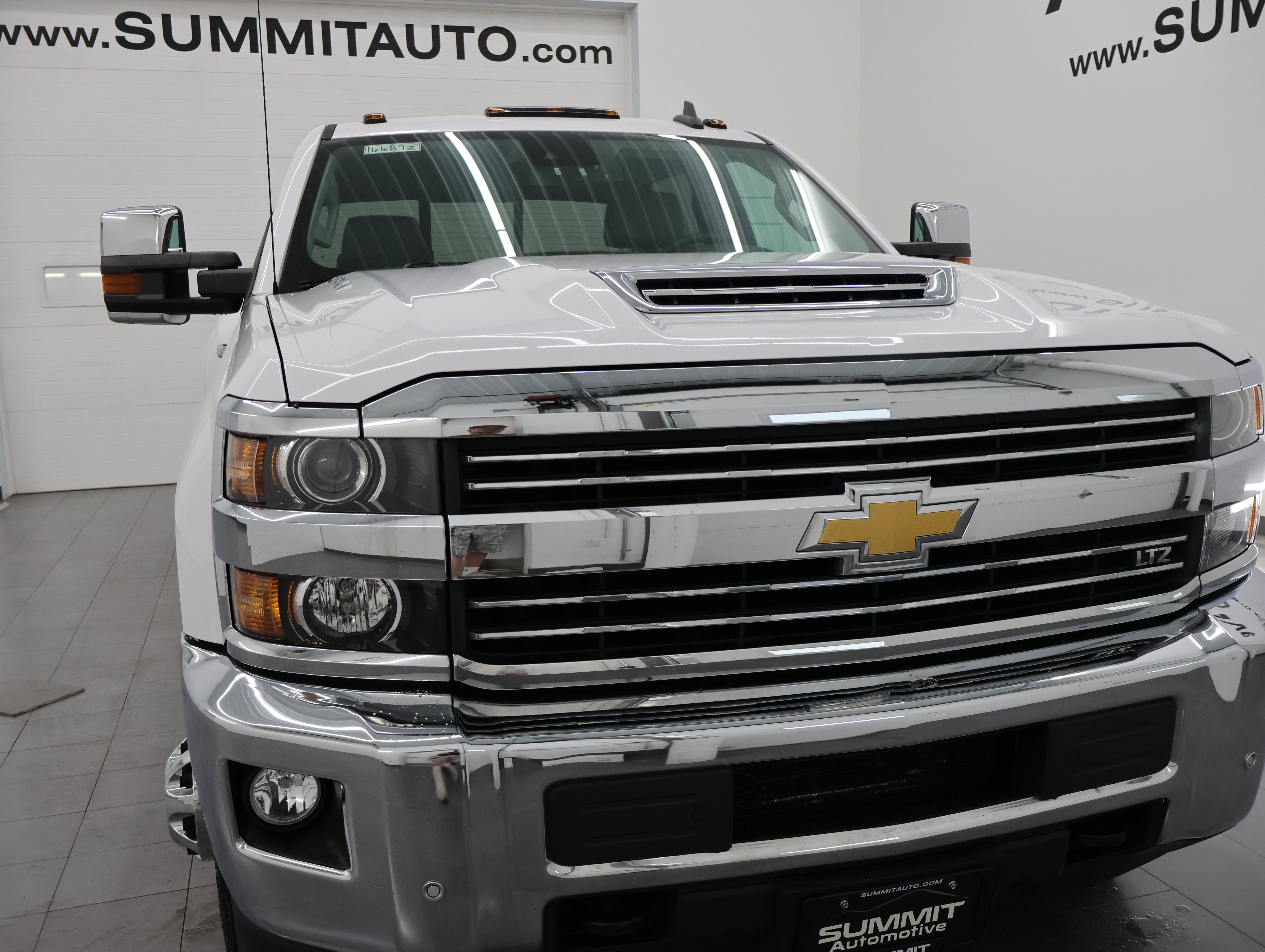 Used 2017 Summit White Chevrolet 4x4 Crew Cab LTZ DRW: CREW-LONG-DRW-LTZ-6.6L DIESEL-4WD-NAV image 21