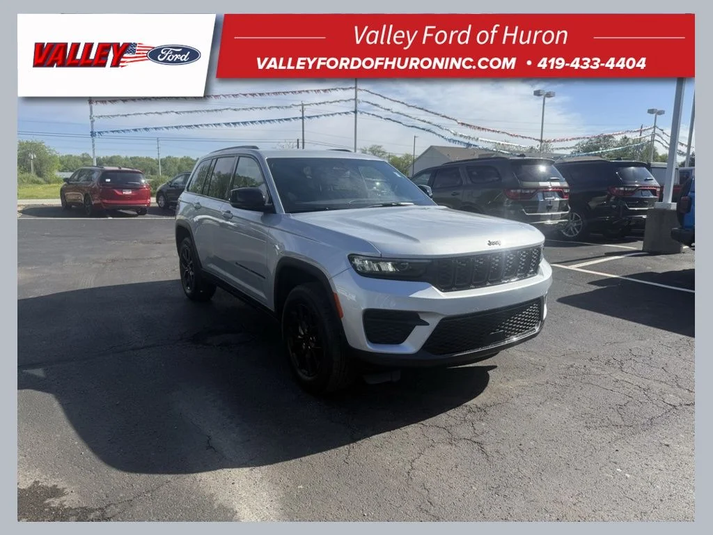 Used 2024 Silver Jeep Altitude X image 1