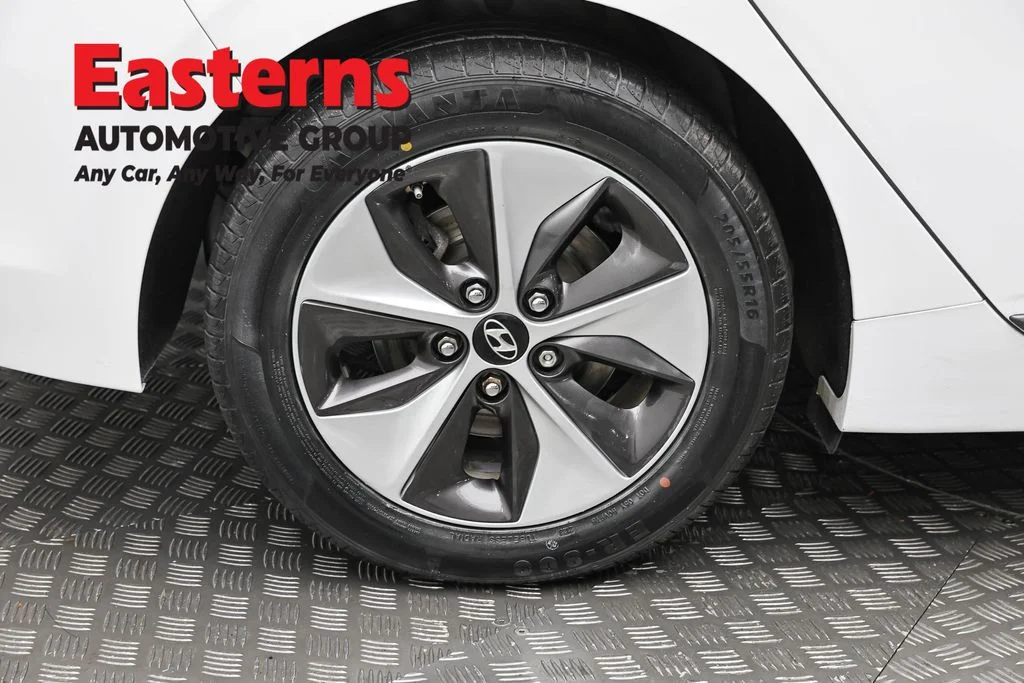 Used 2019 White Hyundai Base image 30