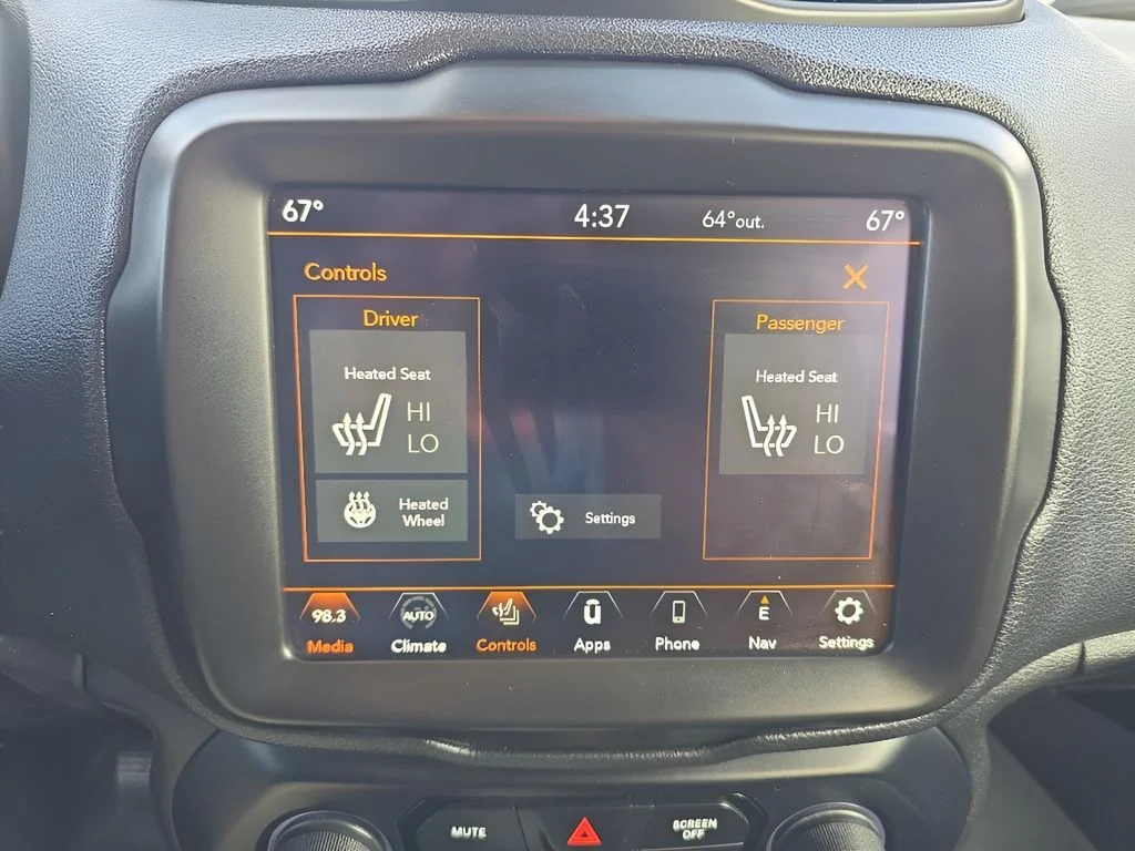 Used 2022  Jeep Latitude image 23