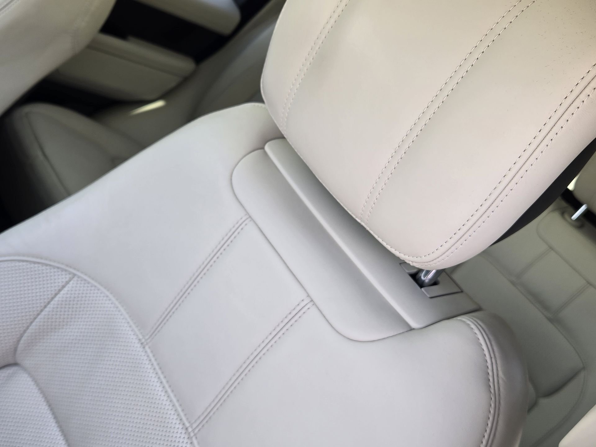 Used 2018 Fuji White Land Rover 5.0L V8 Supercharged image 22