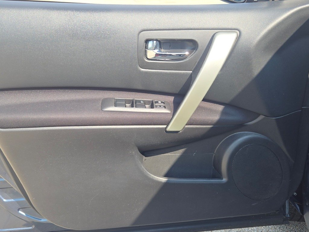 Used 2015 Blue Nissan S image 20