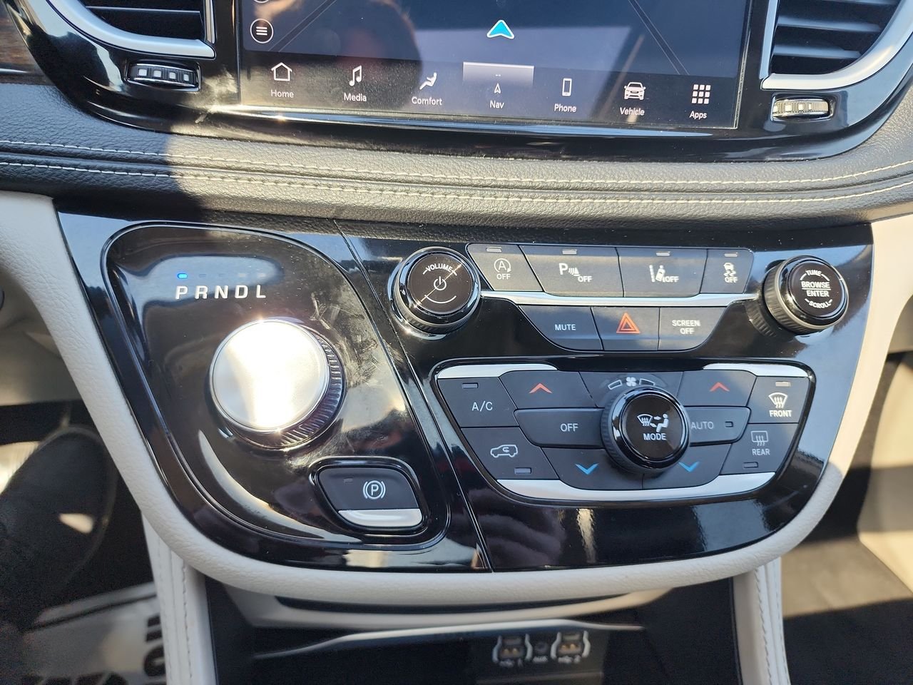 Used 2023  Chrysler Limited image 18