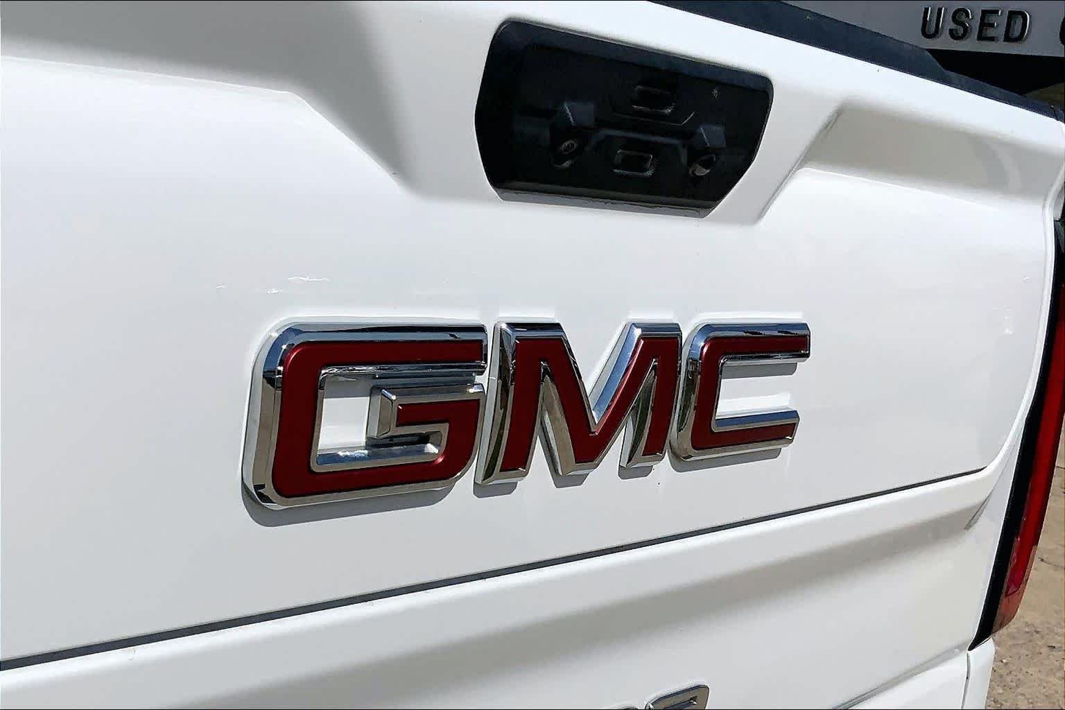 Used 2025 Summit White GMC SLT image 30